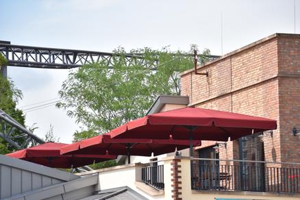 Erlebnispark-Terrasse mit roten Sonnenschirmen