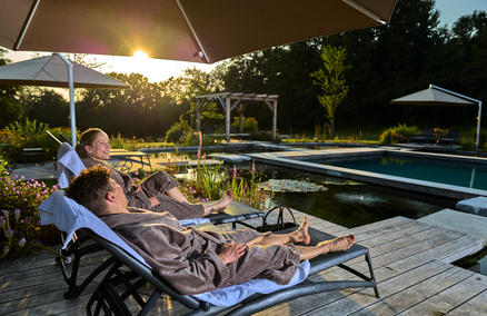 Hotelgarten mit beigen Sonnenschirmen