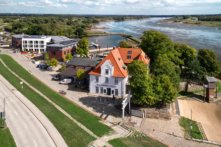 Zollenspieker Fährhaus avec parasols blancs ALBATROS Terrasse de restauration au bord d'un lac avec parasols