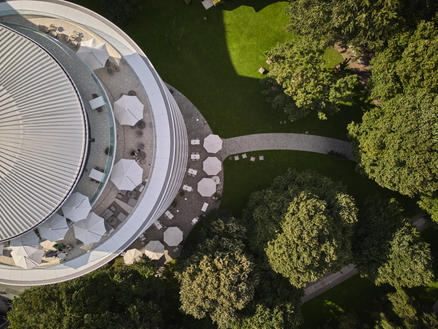 Le Fontenay, Hambourg avec des abat-jour blancs SCHATTELLO Un bâtiment blanc avec des parasols blancs