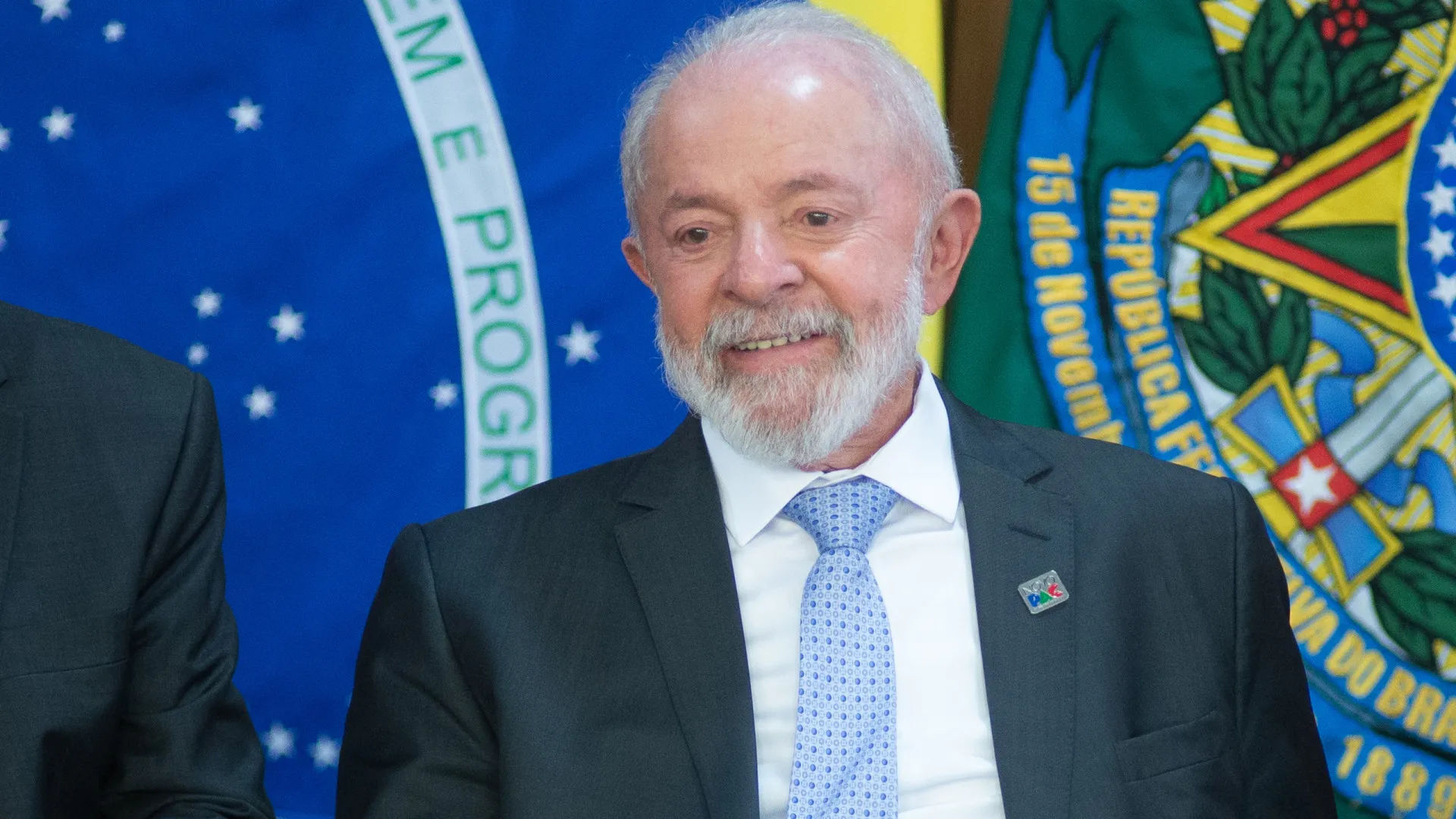 Auxiliares sem formação são acomodados em estatais no governo Lula