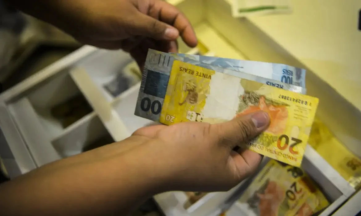 Aposentados e pensionistas iniciam recebimento antecipado do 13º salário