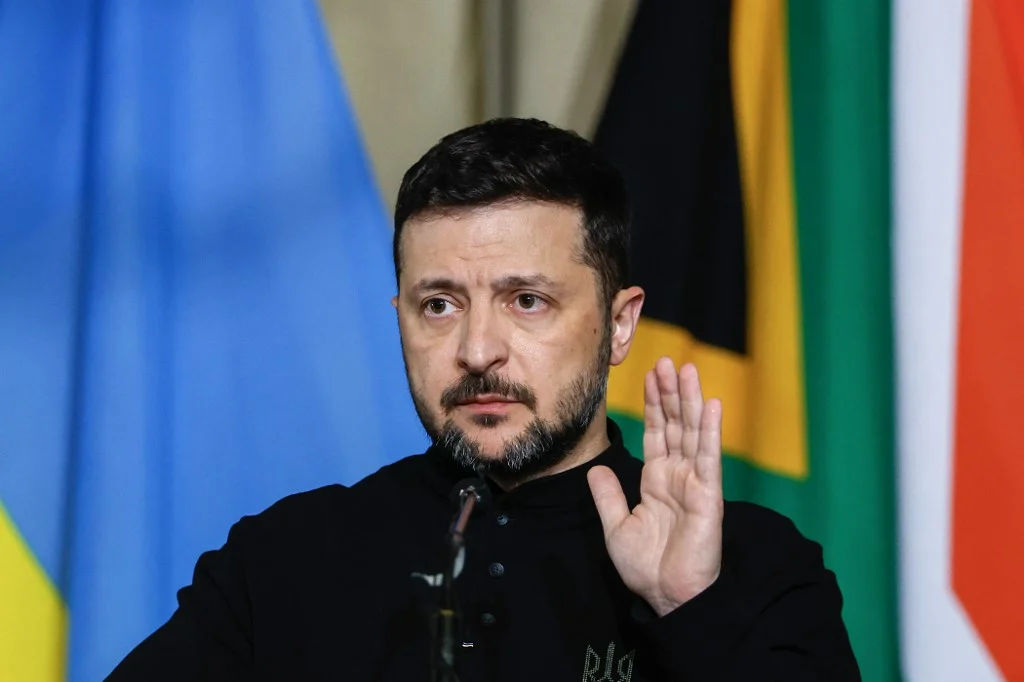 Zelensky apela pelo fim da guerra, sem ceder terras