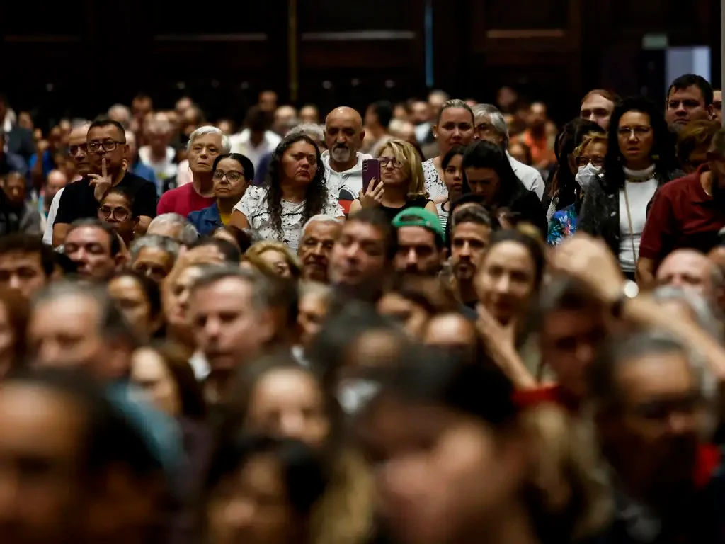 Fiéis enchem Catedral da Sé em homenagem ao papa Francisco