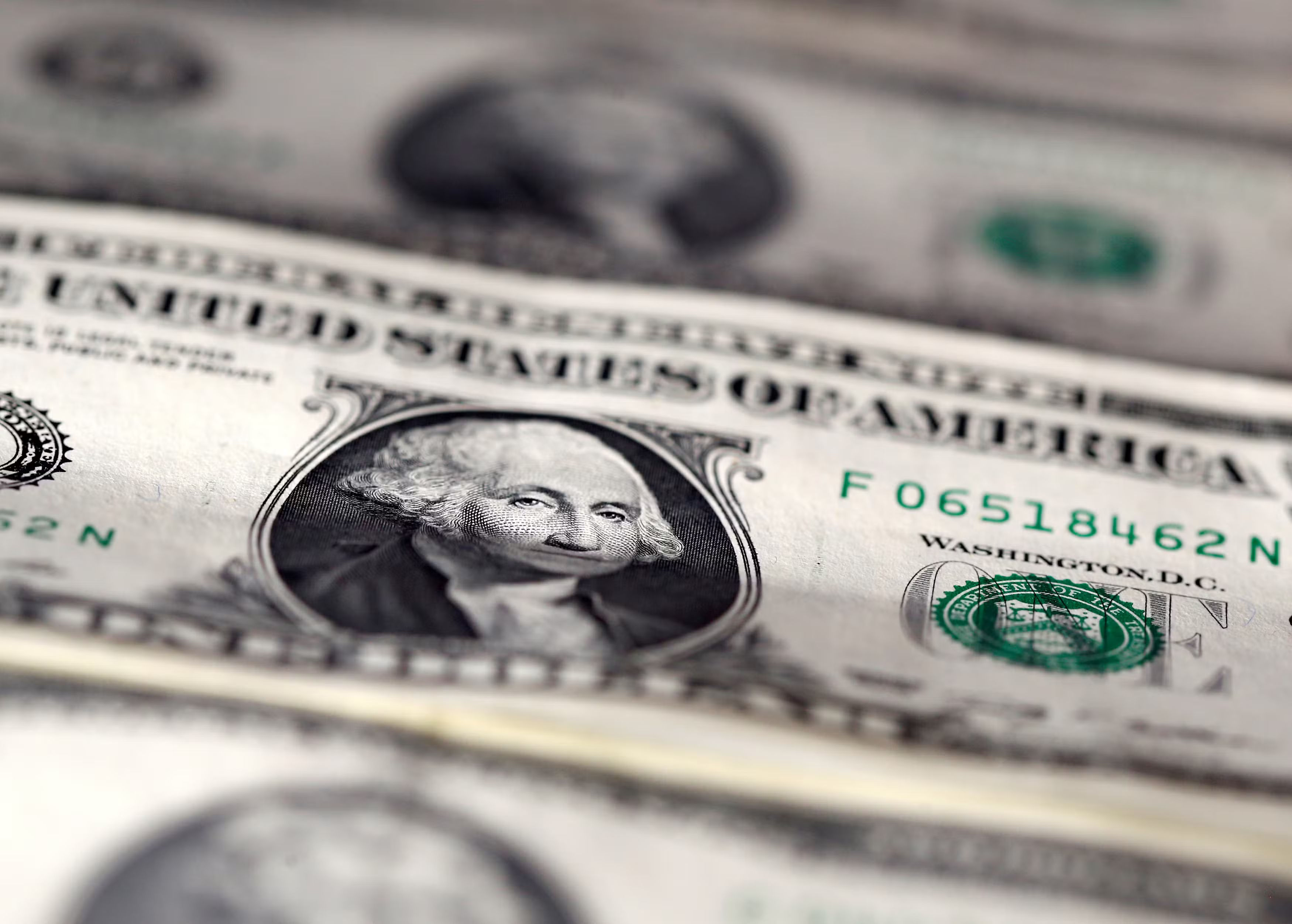 Dólar cai globalmente após Trump sugerir demissão de diretor do Fed