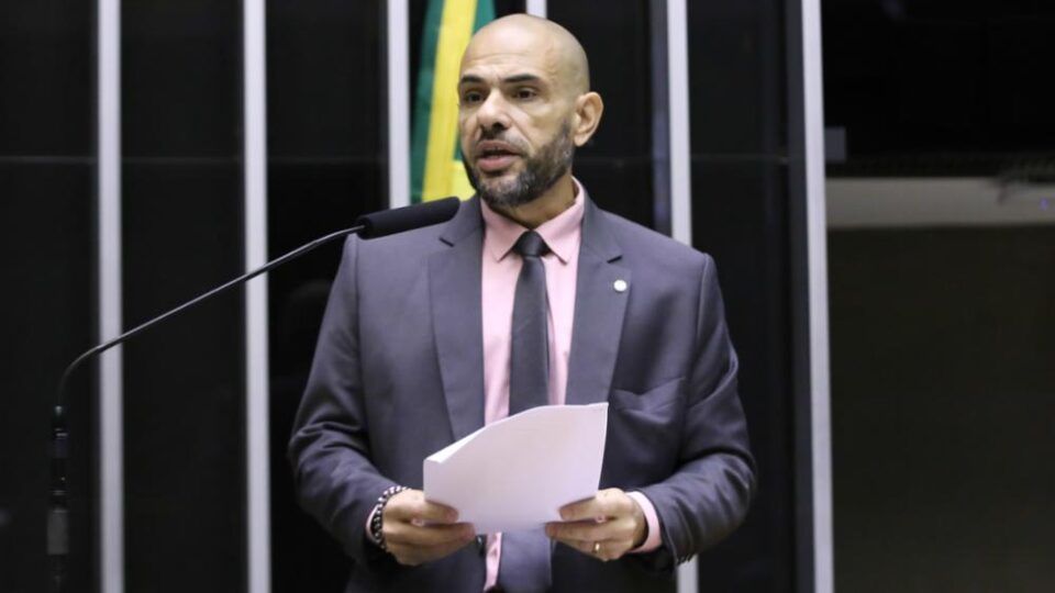 Carro de deputado Sargento Portugal alvejado no Rio