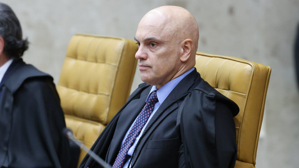 Moraes mantém restrições e autoriza esposa de Martins