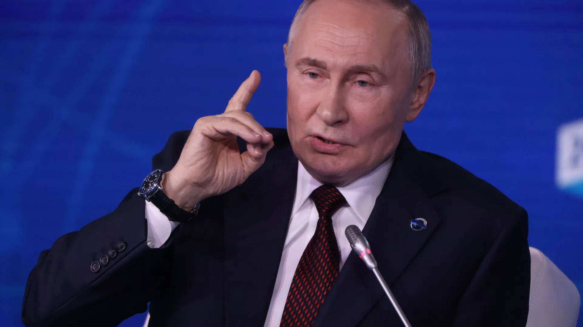 Putin enfrenta desafios econômicos com blitz comercial de Trump, dizem analistas