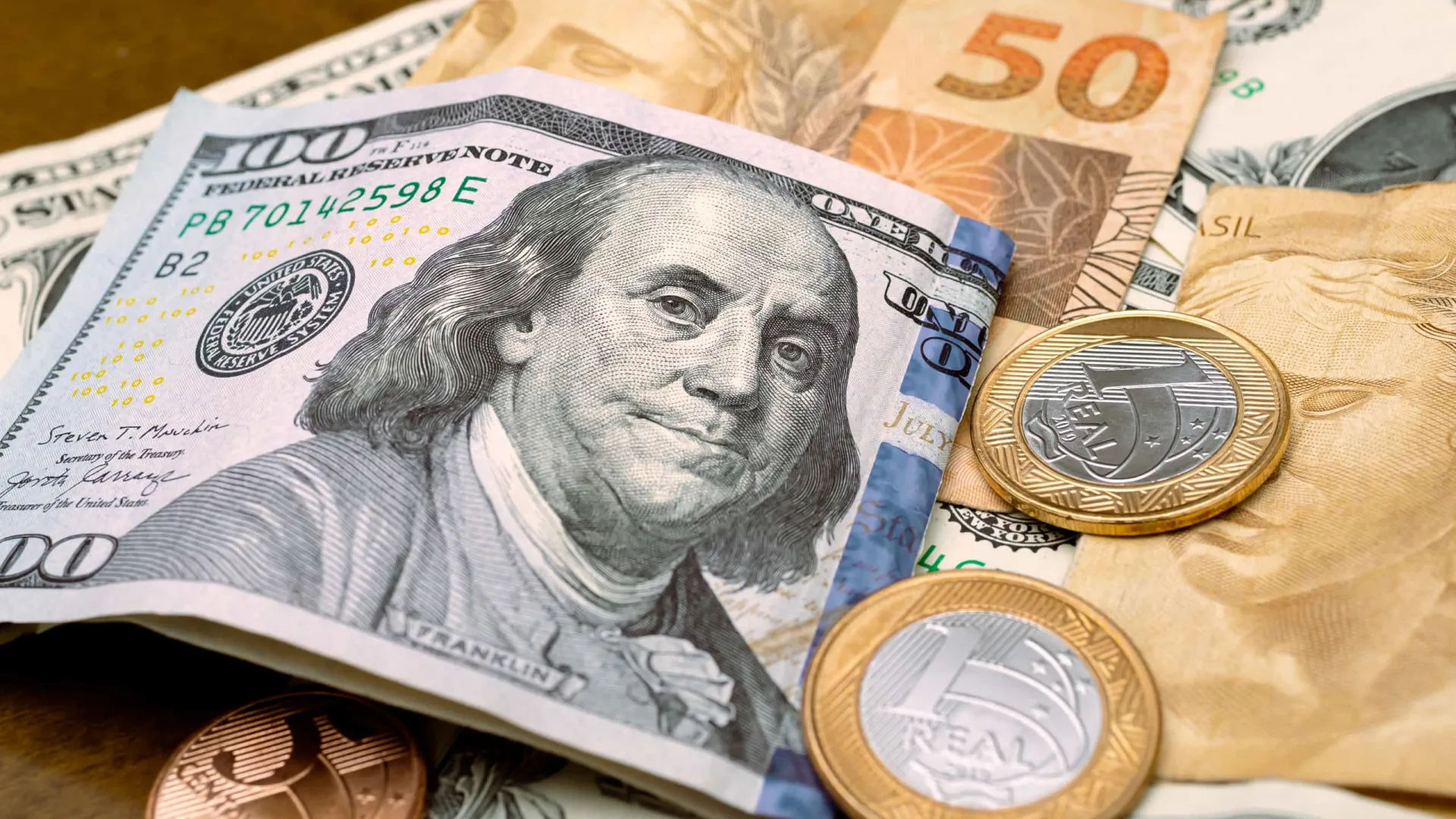 Dólar cai e Bolsa sobe após Trump desistir de ameaças ao Fed