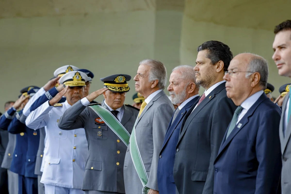 40 anos de democracia: avanços, riscos e desafios restantes