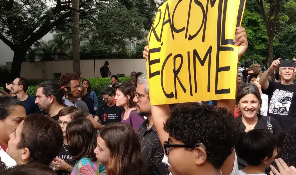Estudantes e professores protestam contra racismo em Higienópolis