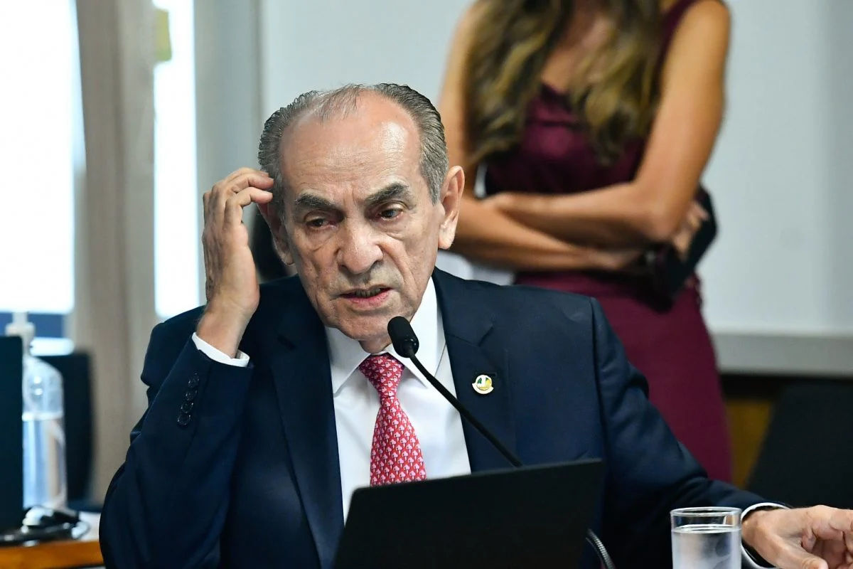 Pedido de vista adia PEC sobre fim da reeleição presidencial