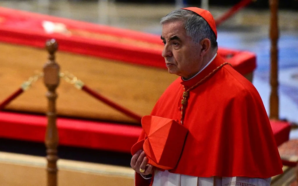 Cardeal condenado por fraude desiste de participar do conclave