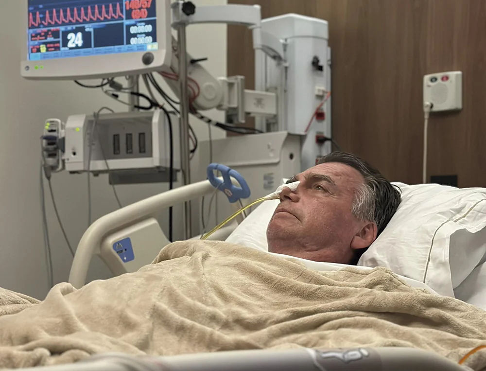 Bolsonaro deve iniciar dieta líquida, sem previsão de alta UTI