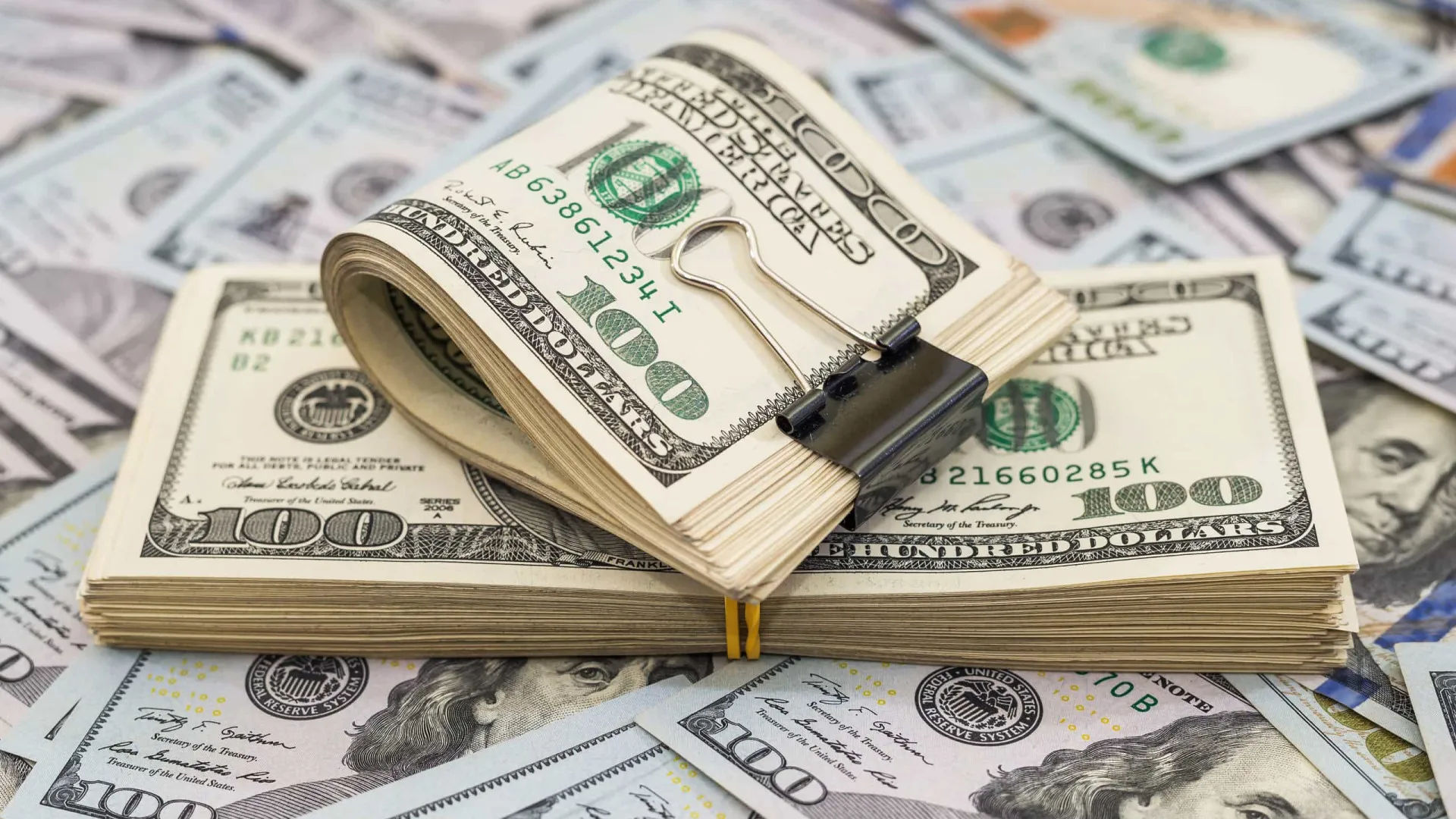 Dólar e Bolsa oscilam diante de incertezas sobre guerra comercial
