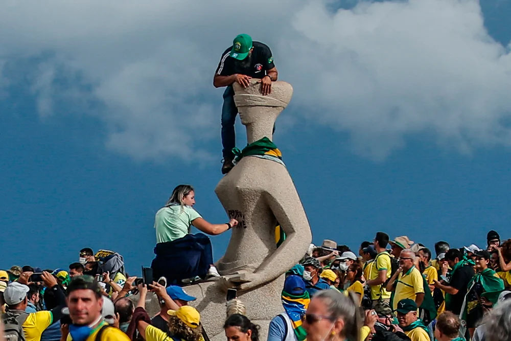 STF retoma julgamento de mulher que pichou estátua da Justiça