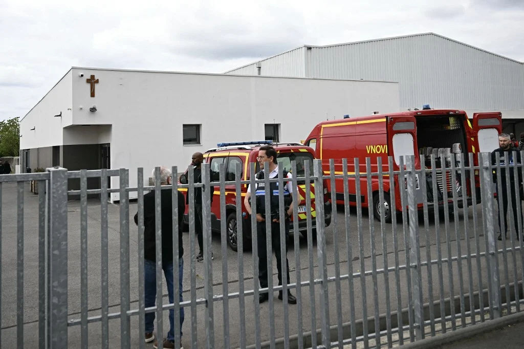 Ataque com faca em escola na França: uma morta, três feridos