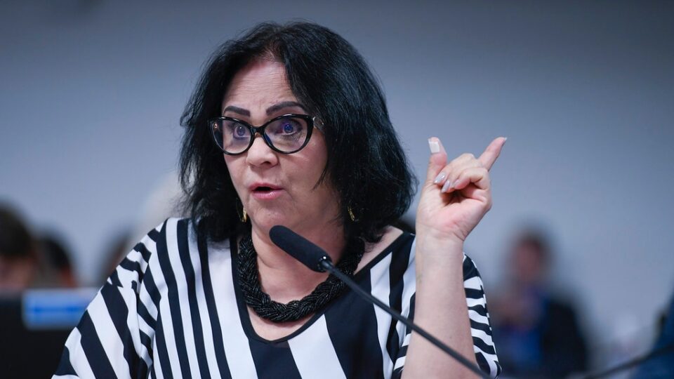 Damares pede impeachment; oposição acusa Lupi de desvios no INSS