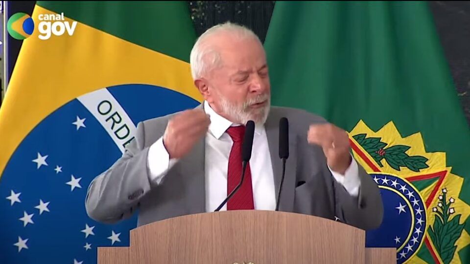 Desaprovação a Lula recua, mas ainda supera aprovação