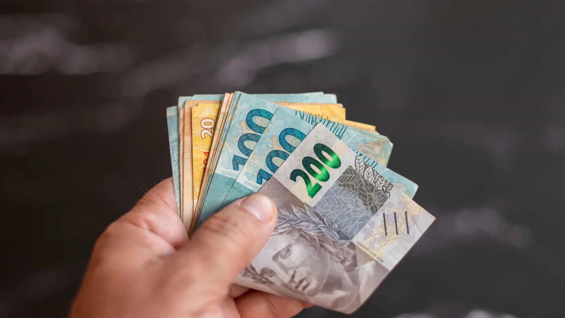 Aposentados e pensionistas recebem antecipação do 13º salário