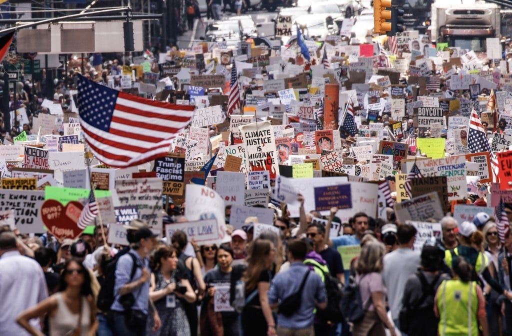 Milhares protestam nos EUA contra Trump em nova onda