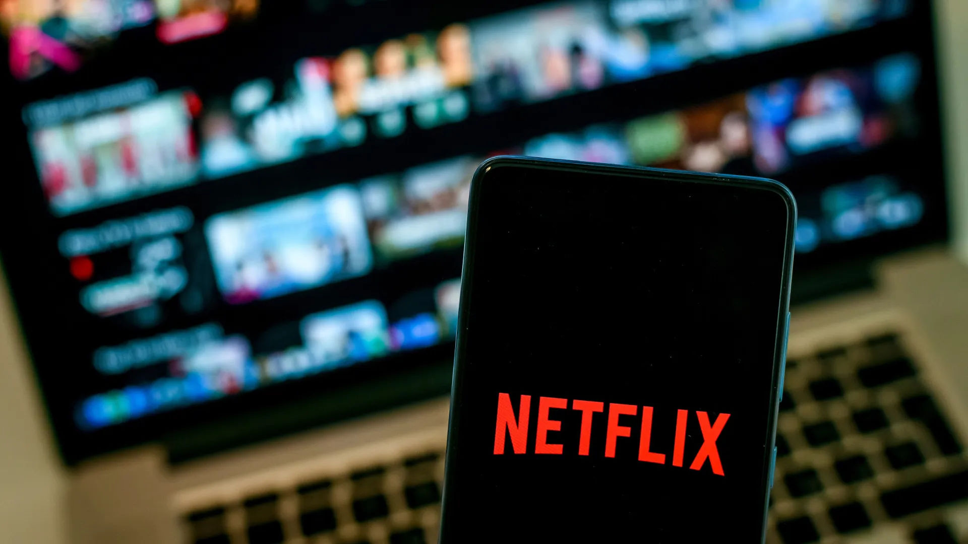 Ted Sarandos afirma que Netflix salva Hollywood e critica cinemas