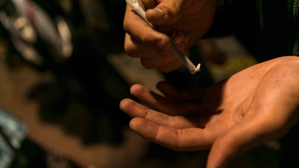 Governo suspende premiação após polêmica sobre cartilha de drogas