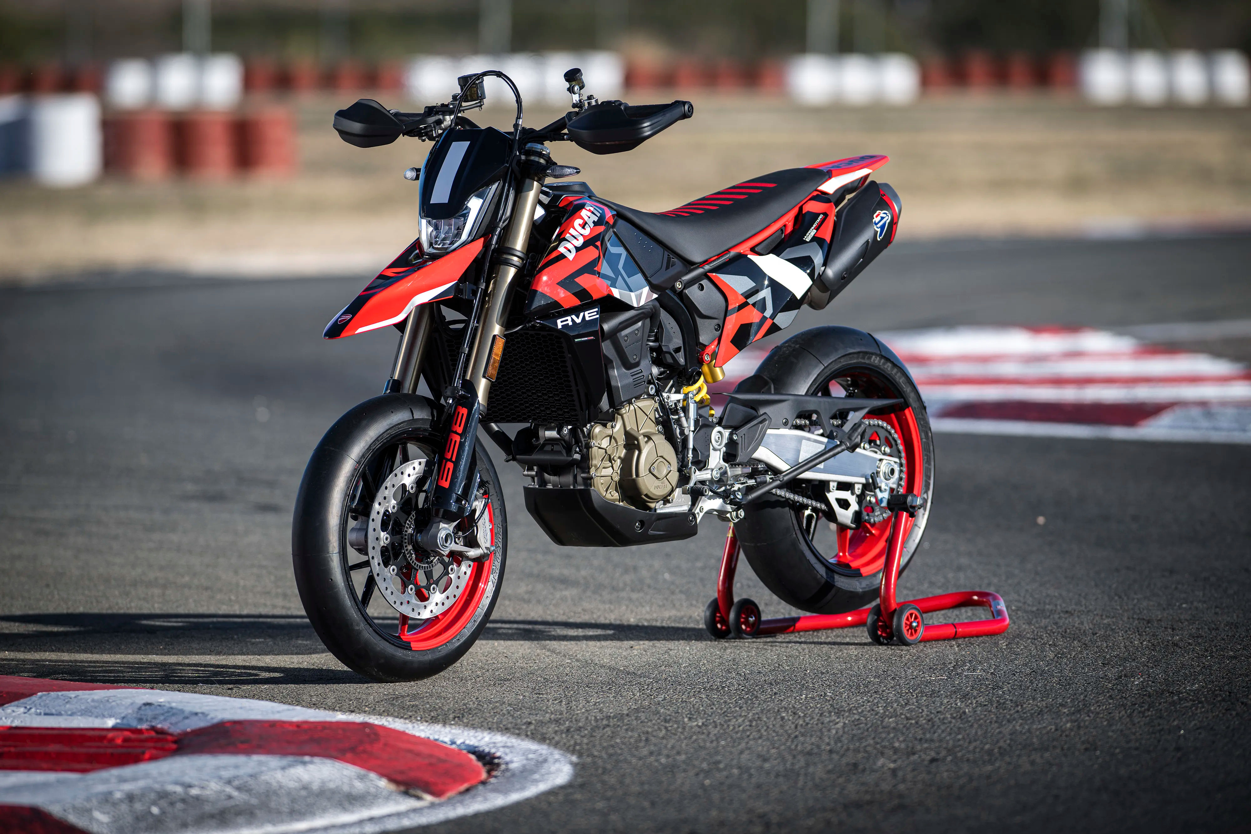 Ducati Hypermotard: a moto de R$ 100 mil com motor para acrobacias