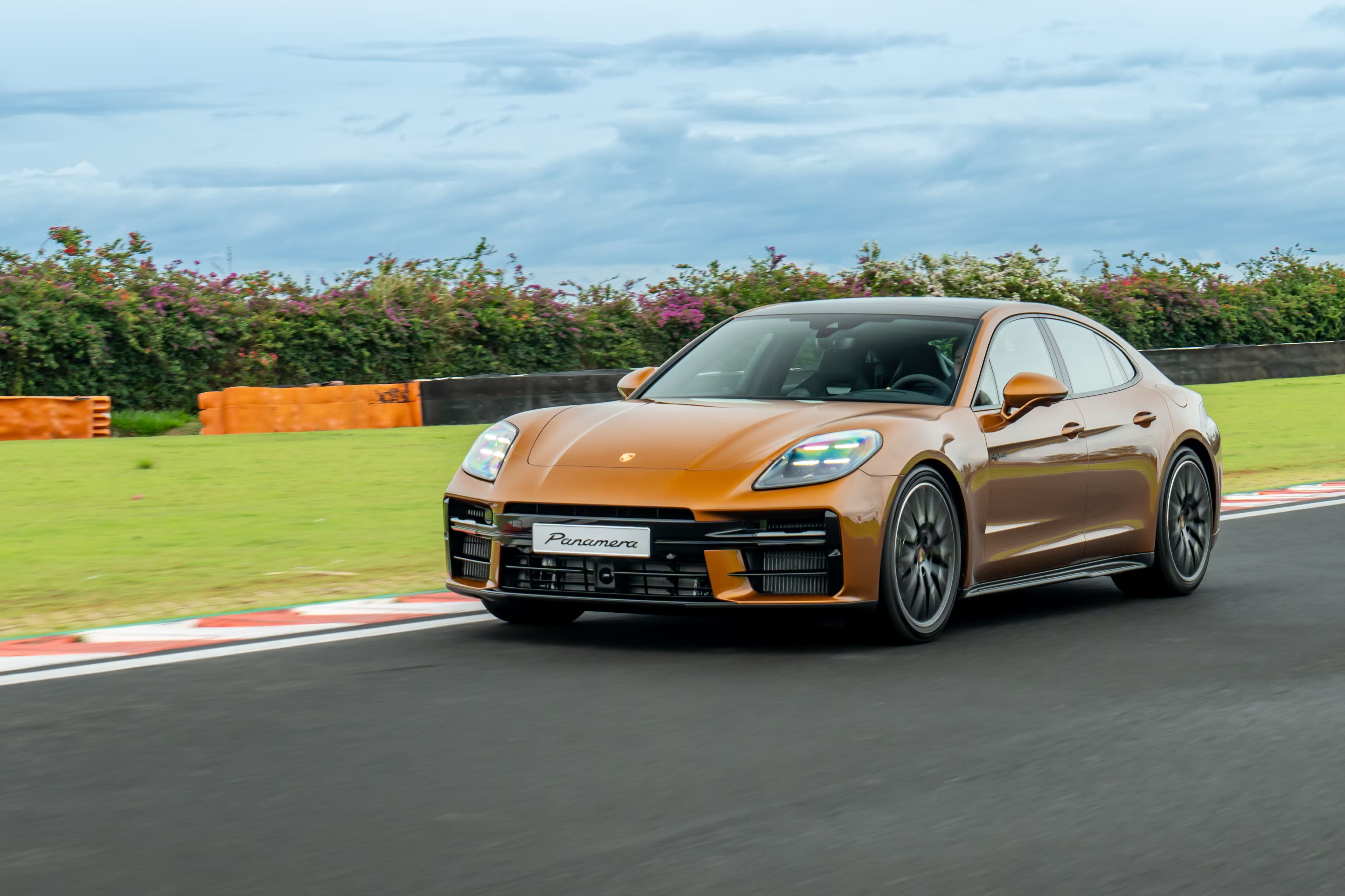 Novo Porsche Panamera destaca-se por mecânica, custa R$ 1 milhão, teste
