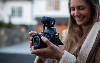 Sennheiser MKE 200 Super-Cardioid On-Camera Microphone Sennheiser MKE 200 in hands
