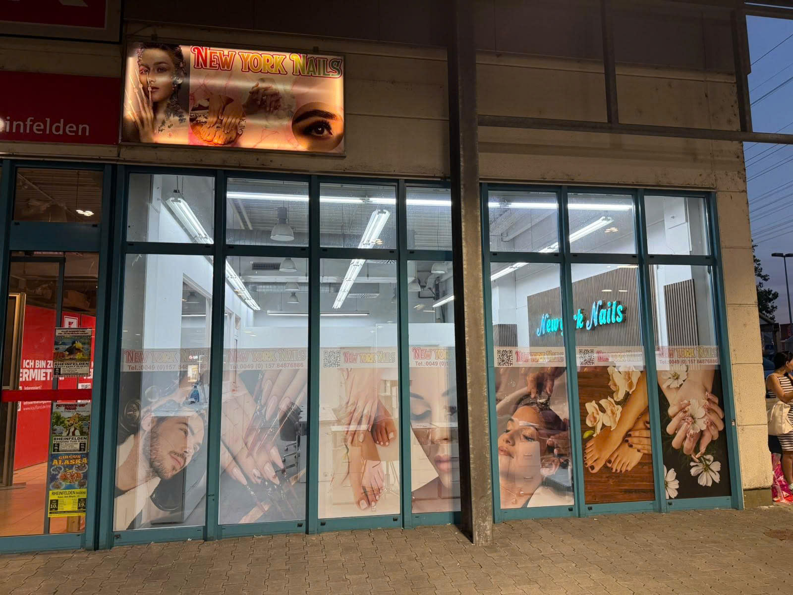 Eingang und Schaufenster bei New York Nails Rheinfelden