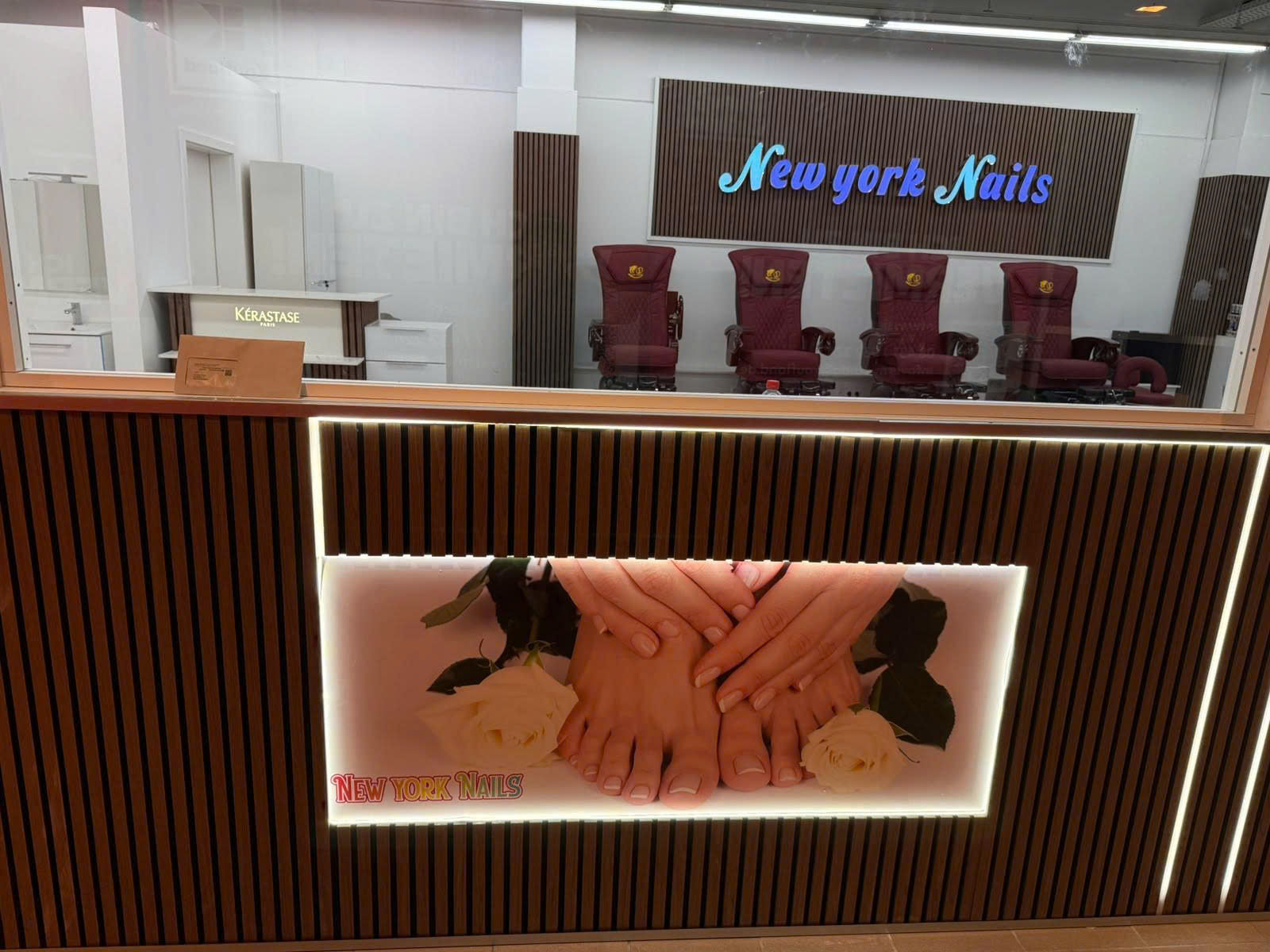 Blick durch das Schaufenster bei New York Nails Rheinfelden