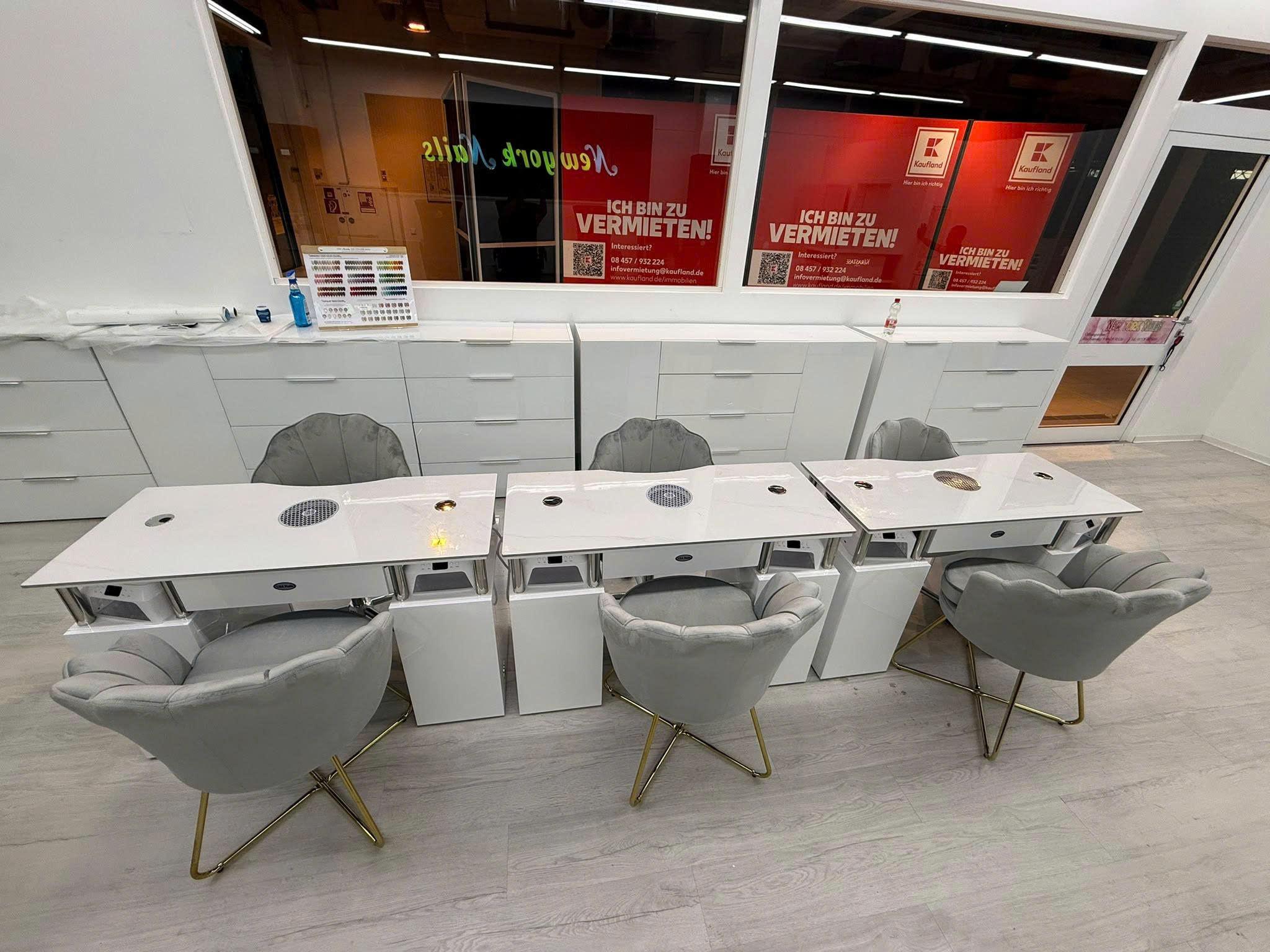 Maniküre-Arbeitsplätze bei New York Nails Rheinfelden