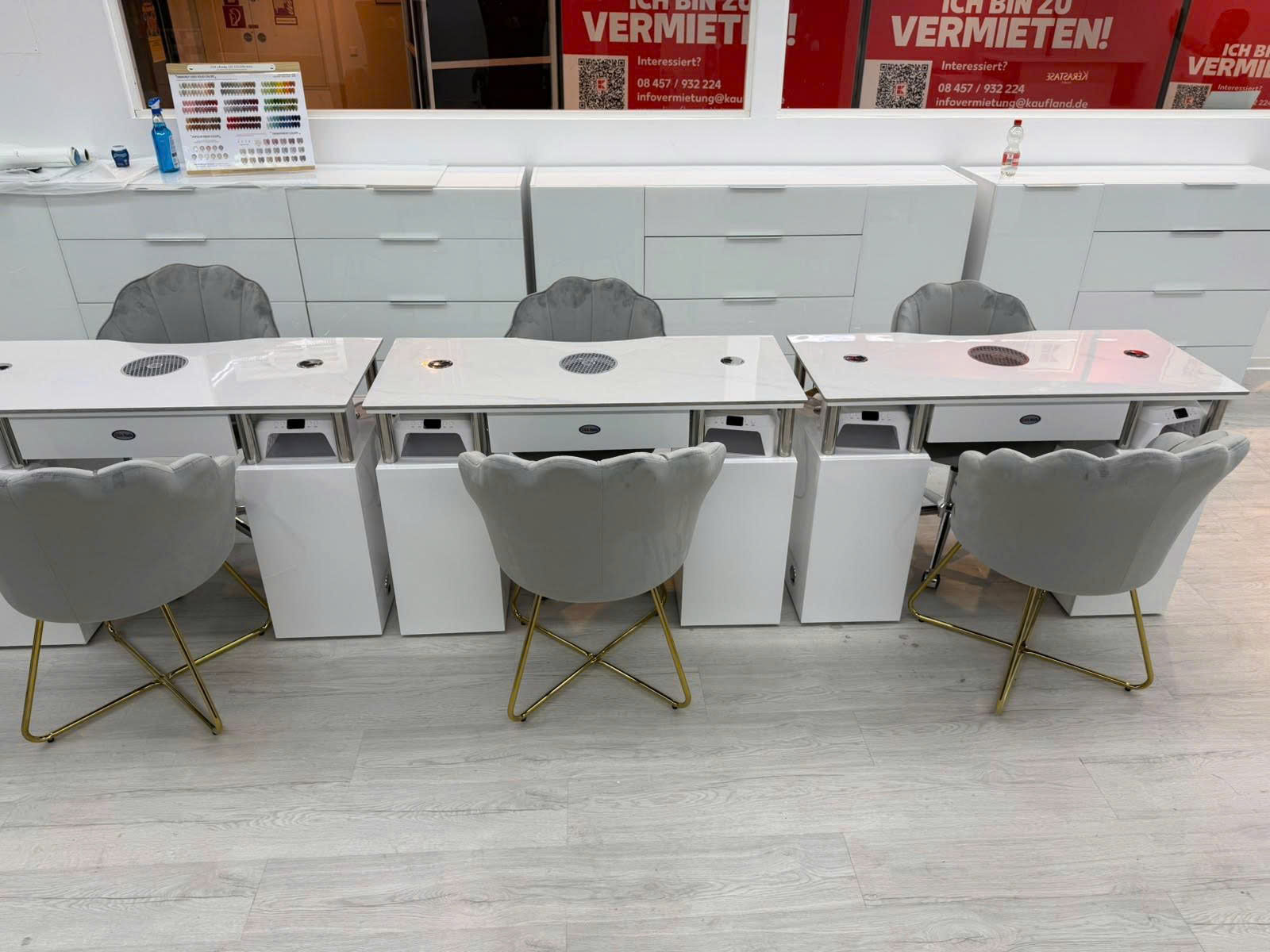 Maniküre-Plätze frontal bei New York Nails Rheinfelden