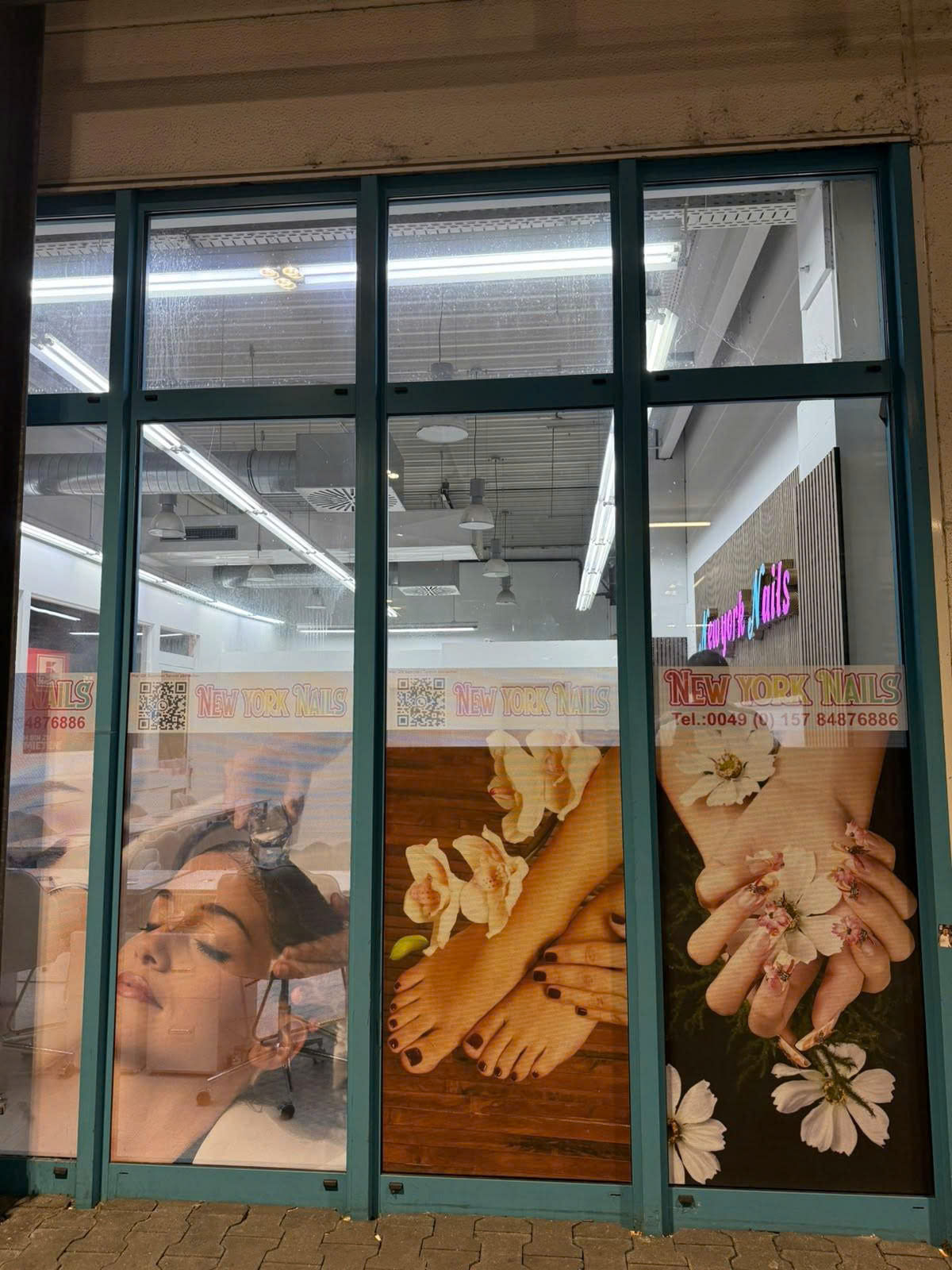 Schaufenster mit Beauty-Motiven bei New York Nails Rheinfelden