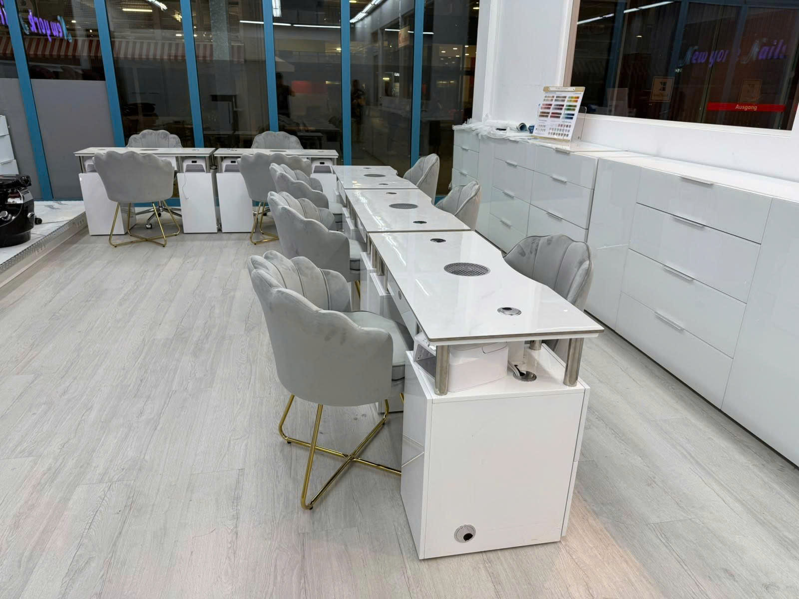 Maniküre-Plätze im Innenraum bei New York Nails Rheinfelden