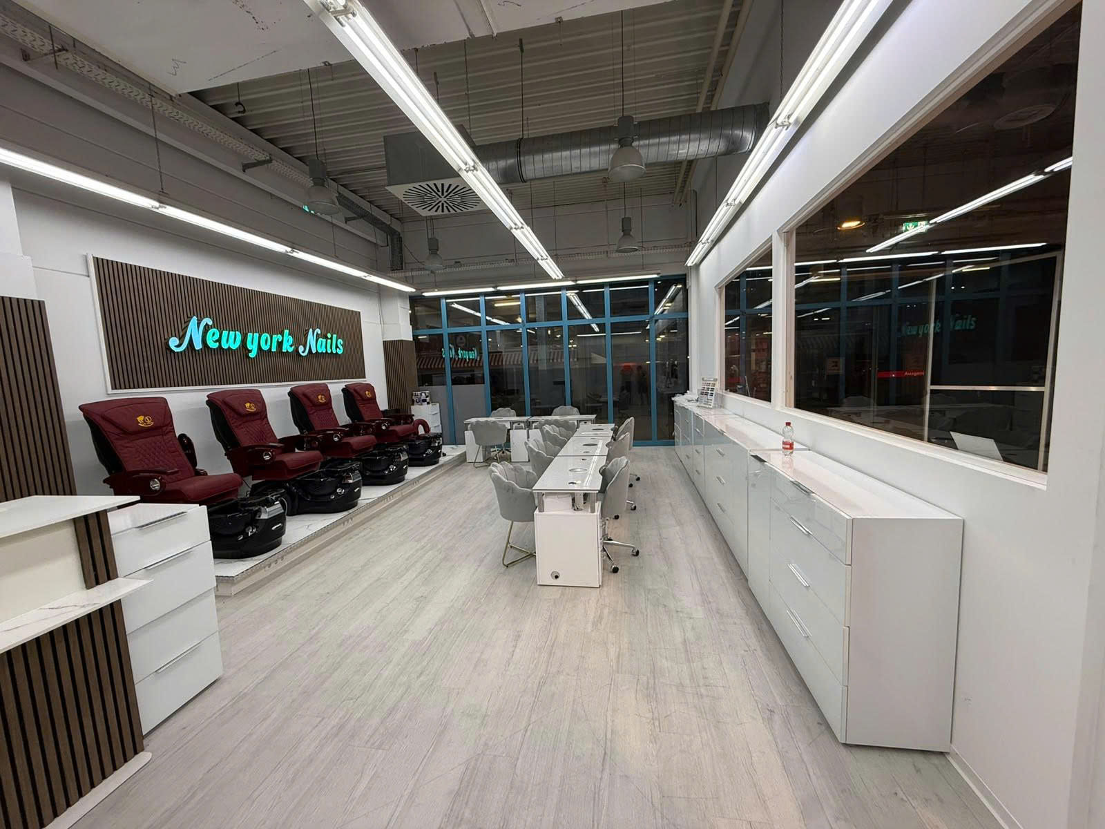 Heller und großzügiger Innenraum bei New York Nails Rheinfelden