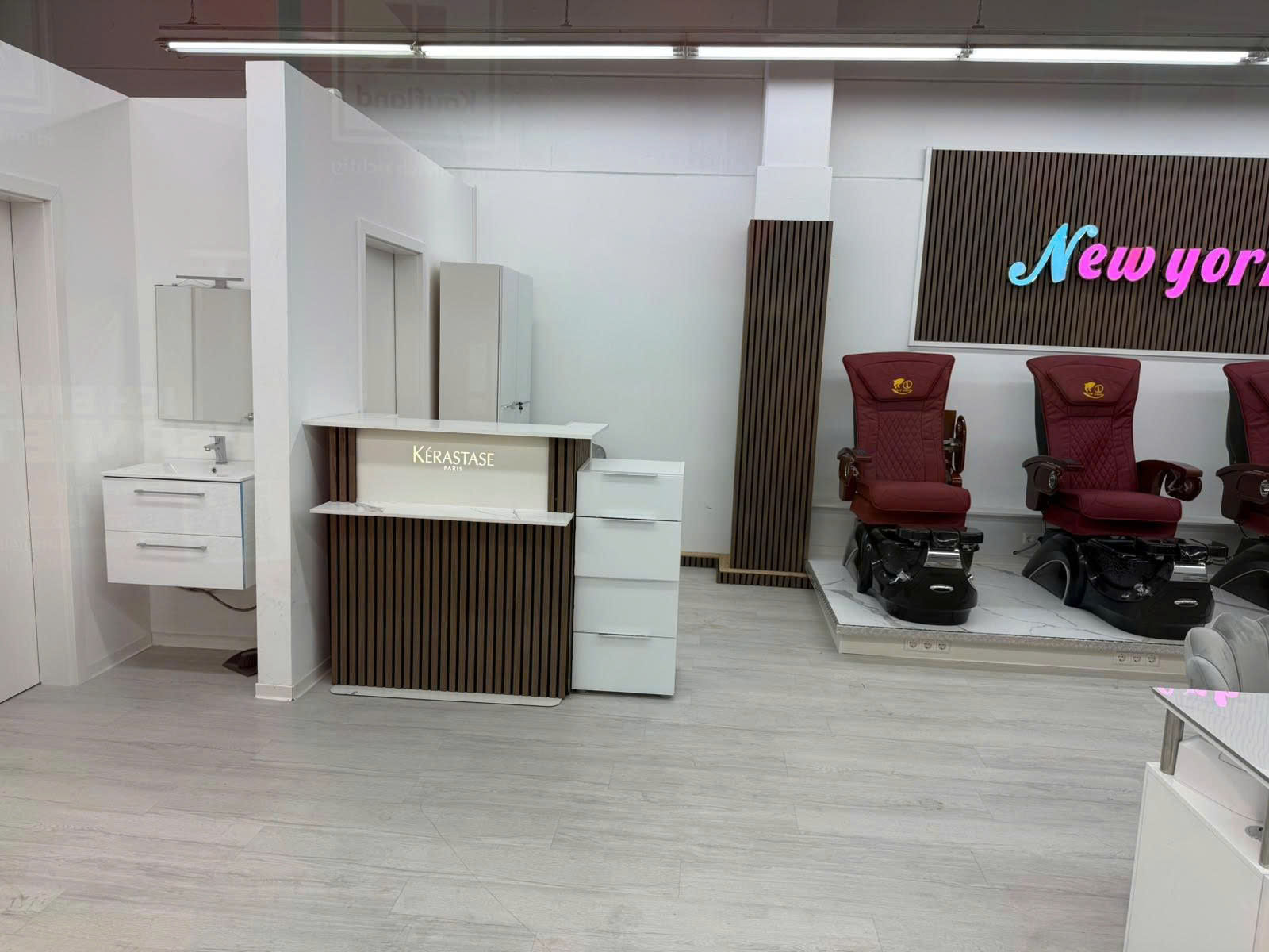 Empfang und Pediküre-Bereich bei New York Nails Rheinfelden