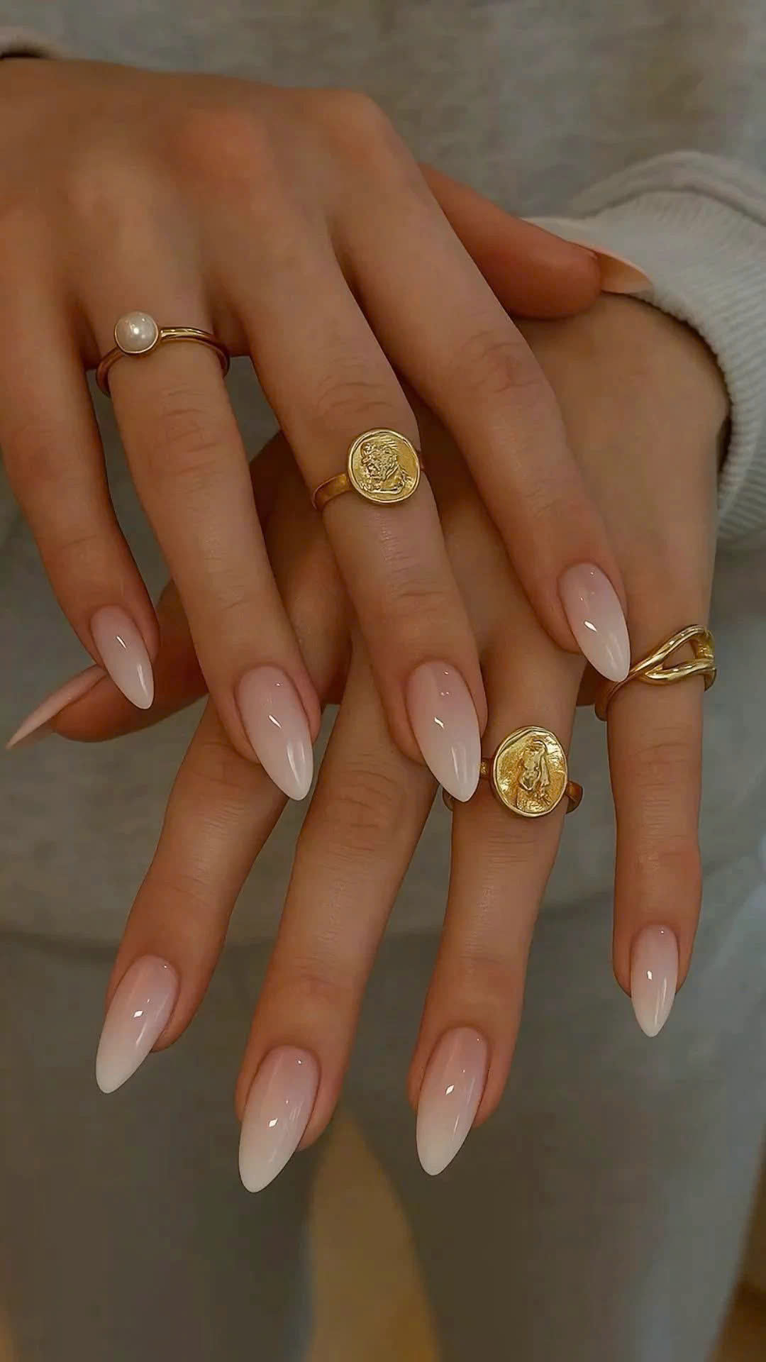 Cremefarbenes Nageldesign mit feinen Linien