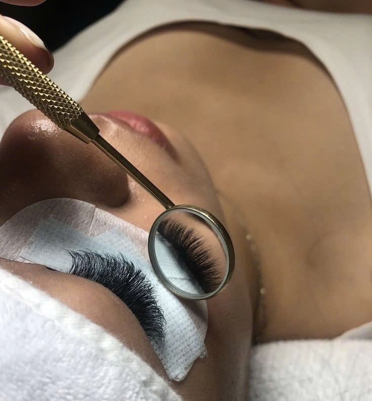 Detailaufnahme einer professionellen Wimpernverlängerung