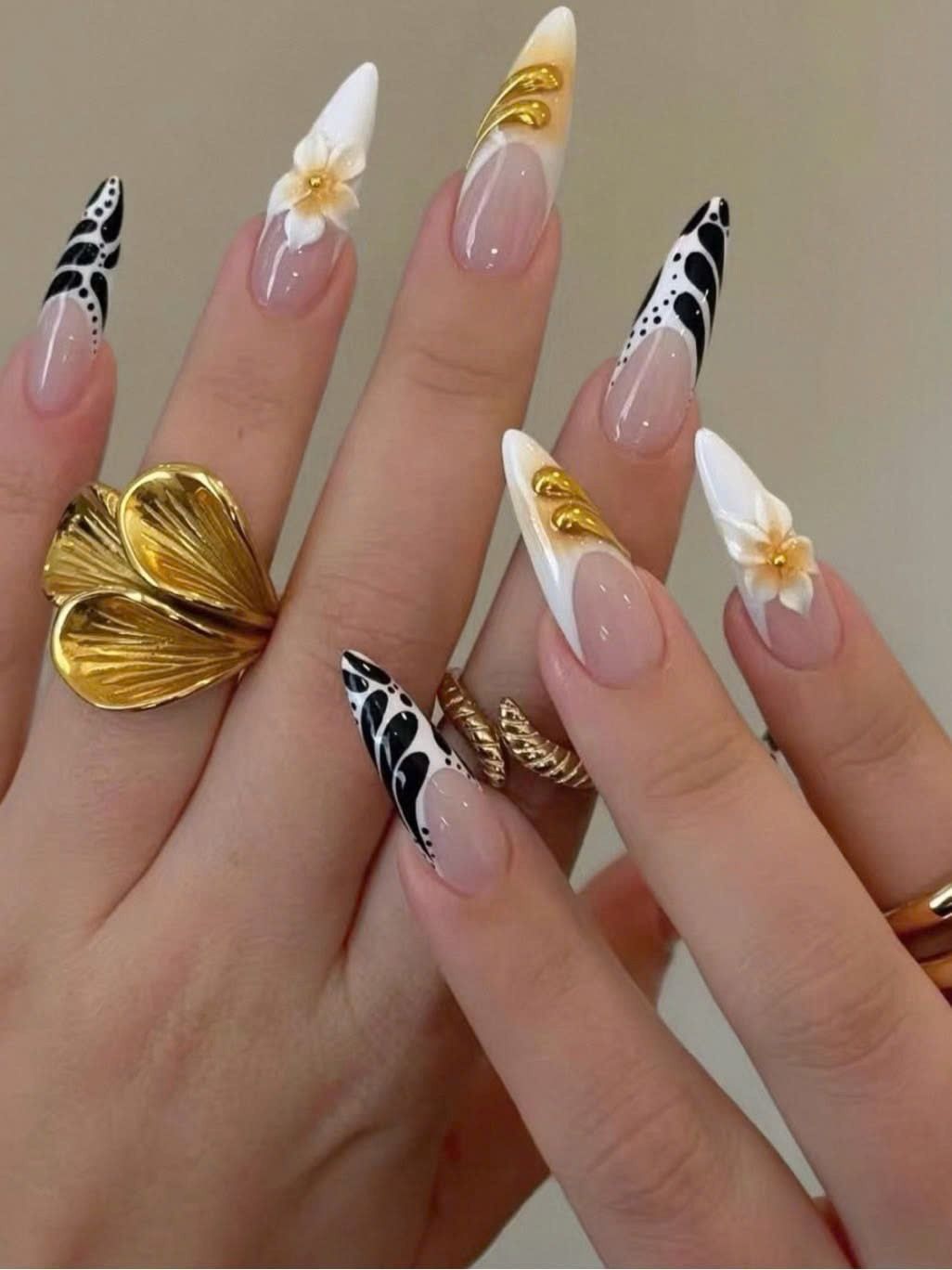 Luxuriöses Nageldesign in Schwarz, Weiß und Gold bei Ava Nails