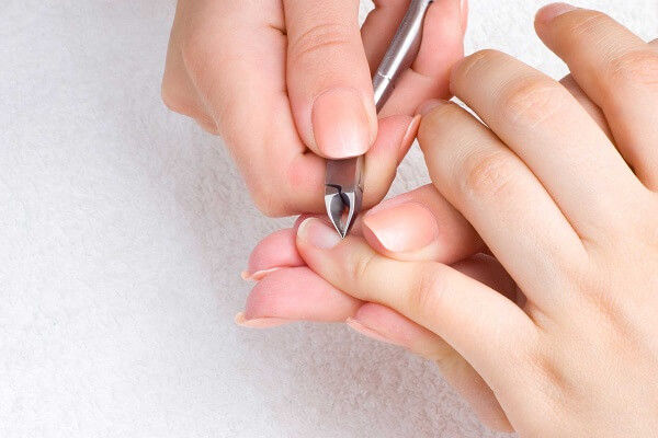 Sanfte Maniküre mit einfacher Nagelhautpflege