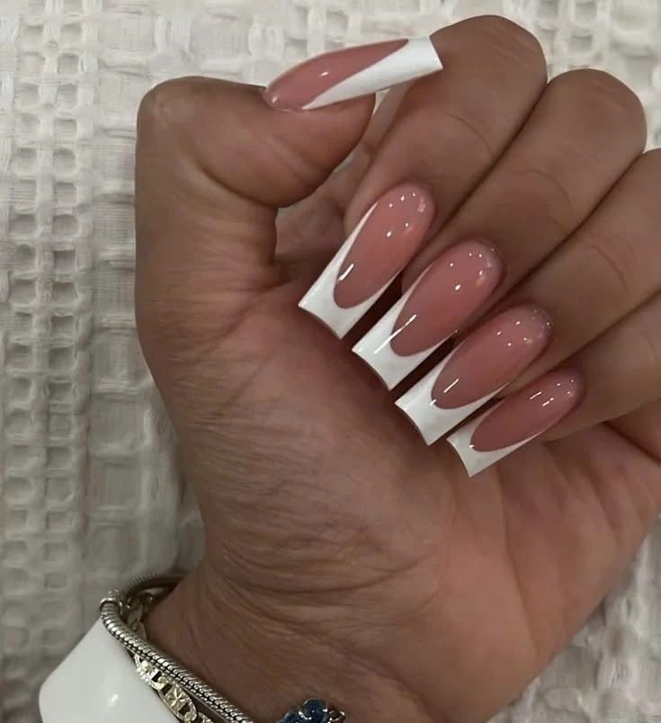 Modernes weißes French-Nageldesign