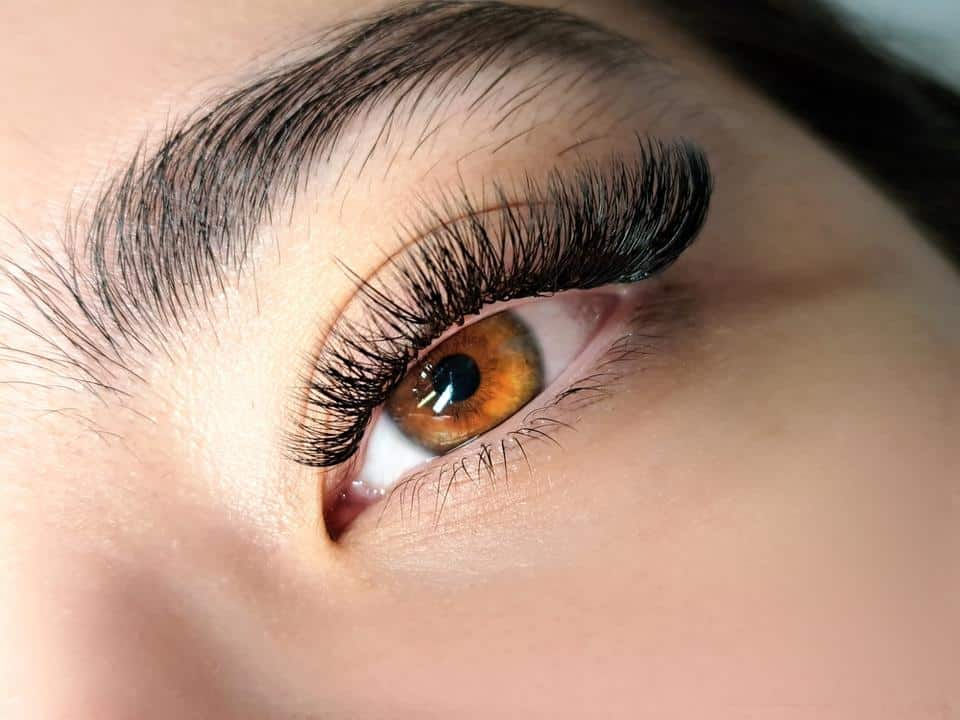 Nahaufnahme eines professionellen individuellen Wimpernlooks