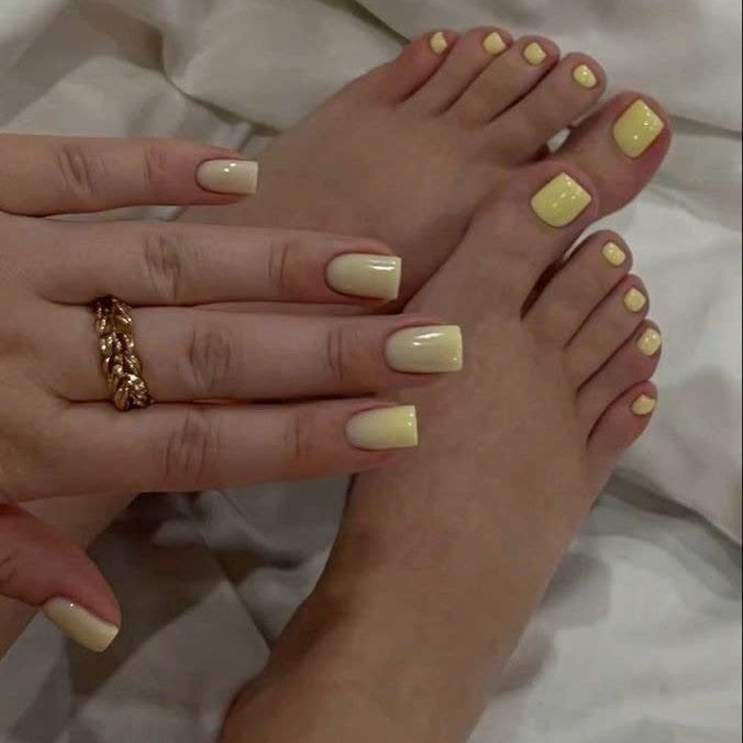 Sara Beauty pedicure polished toes
