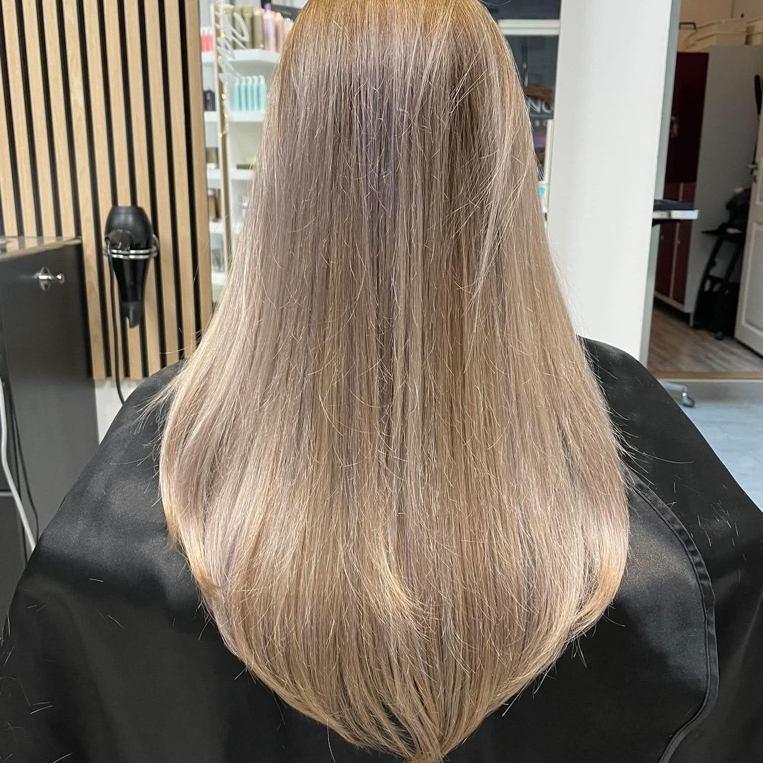 Hår / Hair shine and layered styling at Sara Beauty