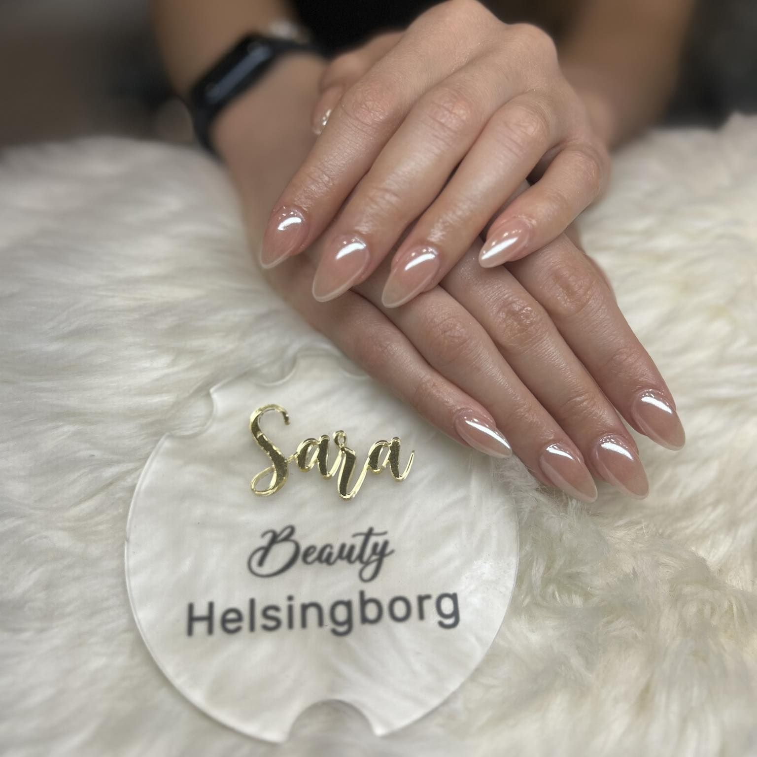 Naglar / Nails glossy gel manicure at Sara Beauty