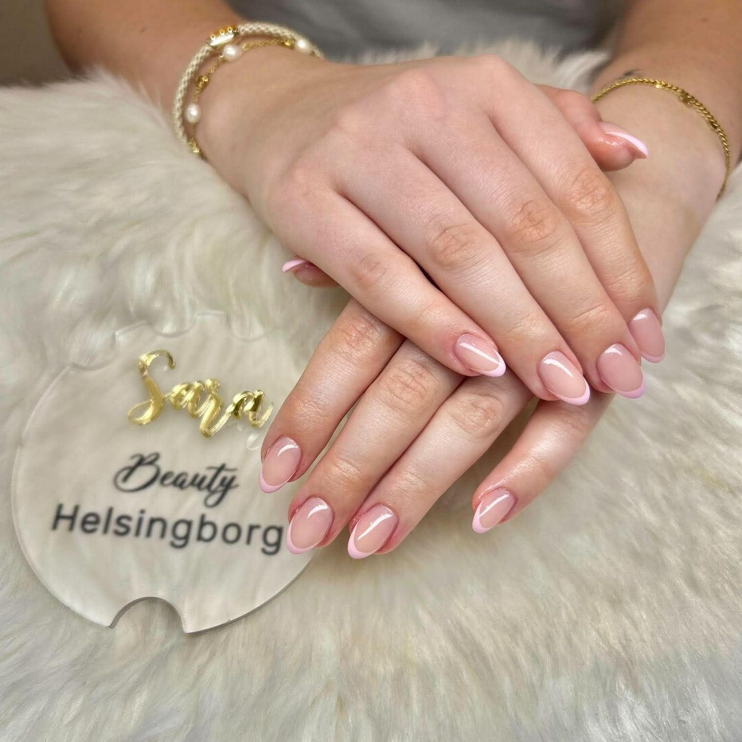 Naglar / Nails close-up shine result at Sara Beauty