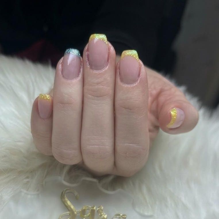 Naglar / Nails detailed manicure close-up at Sara Beauty