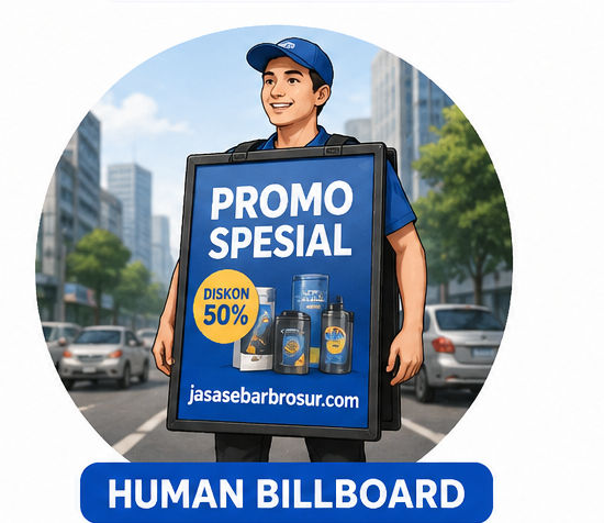Strategi Pemasaran Interaktif dengan Human Billboard Membagikan Brosur